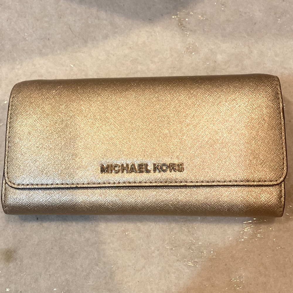 Michael kors wallet used but like new